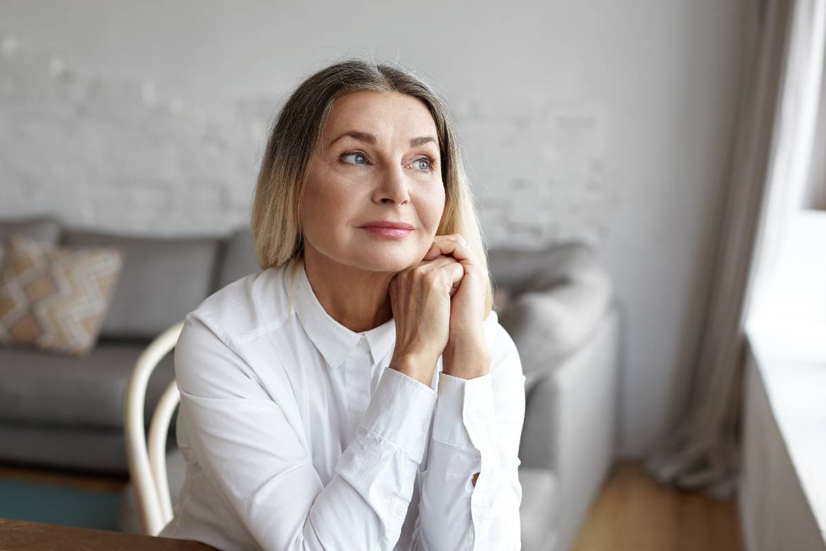 Una donna con i capelli lunghi biondi in età materna avanzata che sta prendendo in considerazione la fecondazione in vitro e cerca cliniche per la fecondazione in vitro per 50+ 