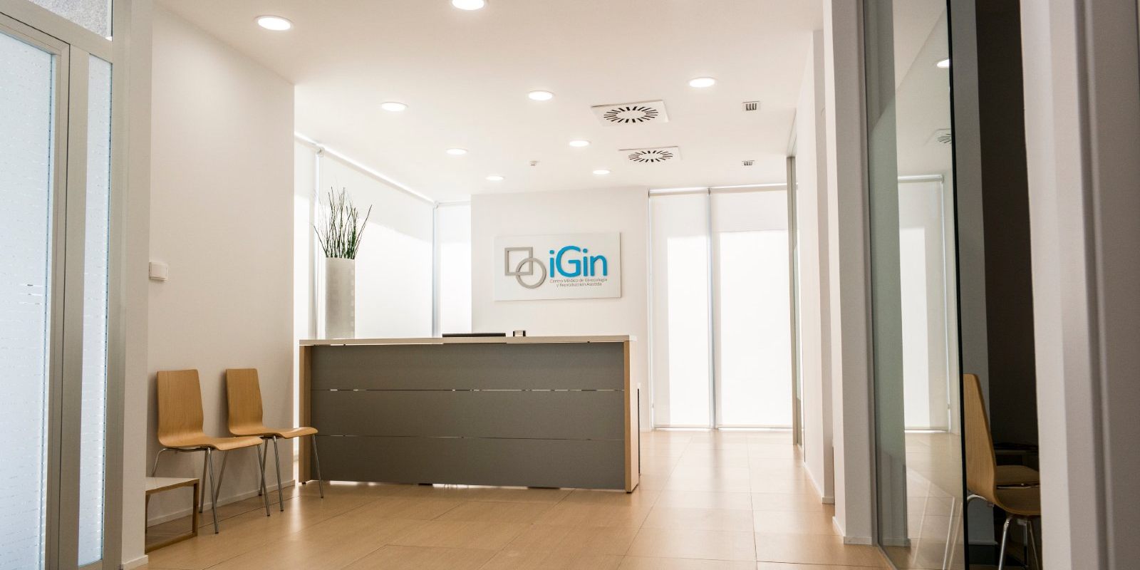 Reception at iGin clinic in Spain