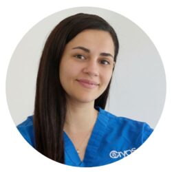 Afet Soykok MSc, Senior Clinical Embryologist presso la Cryos IVF Clinic di Nicosia, Cipro. Ritratto professionale della specialista in fertilità in divisa medica blu, sorridente per la pagina del team della clinica IVF