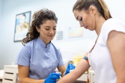 Donna sottoposta a prelievo di sangue come parte di un trattamento di ringiovanimento ovarico