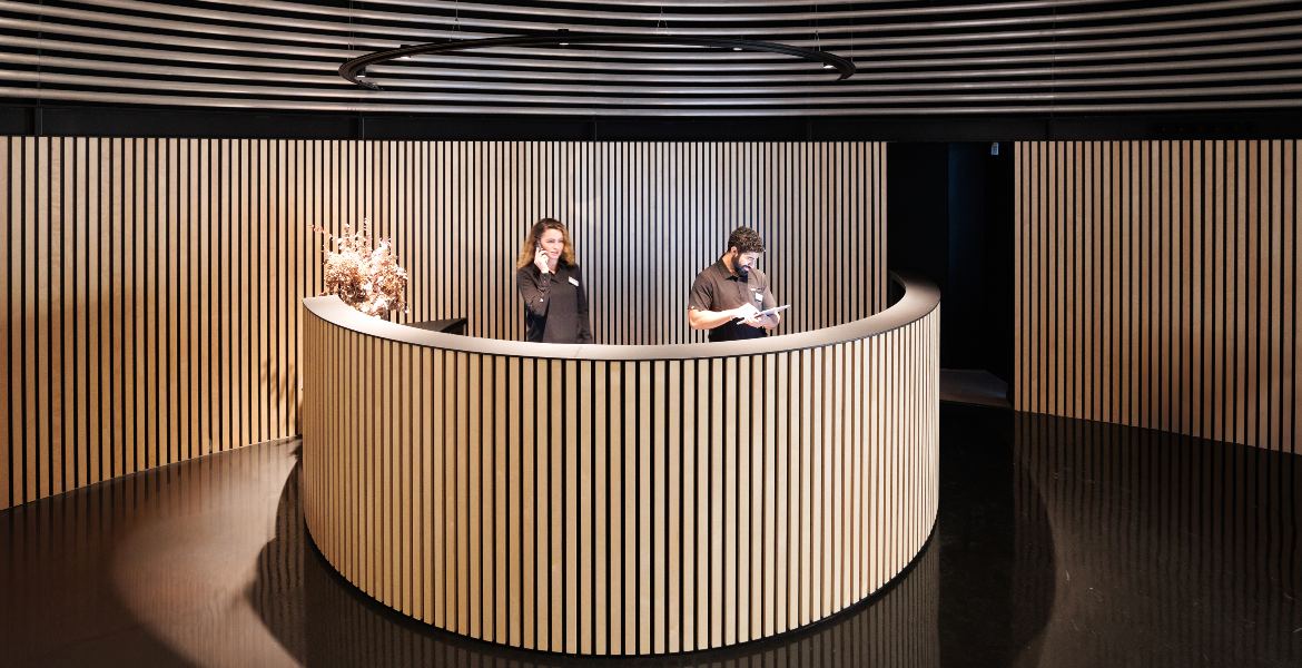 Zona reception elegante e moderna con personale pronto a ricevere pazienti nella clinica Barcelona IVF.