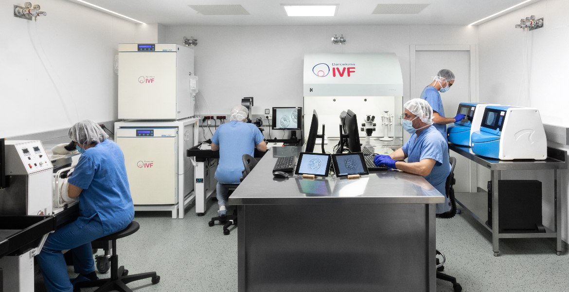 Personale sanitario al lavoro in un moderno laboratorio di fecondazione assistita presso la clinica Barcelona IVF.
