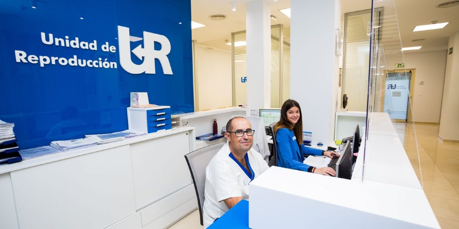 Area reception della clinica UR Vistahermosa per la riproduzione assistita, con staff pronto ad accogliere i pazienti