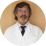  Ritratto del Dr. Jordi Suñol, medico in camice bianco, esperto di ginecologia e ostetricia all'Instituto Bernabeu.