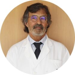  Ritratto del Dr. Jordi Suñol, medico in camice bianco, esperto di ginecologia e ostetricia all'Instituto Bernabeu.