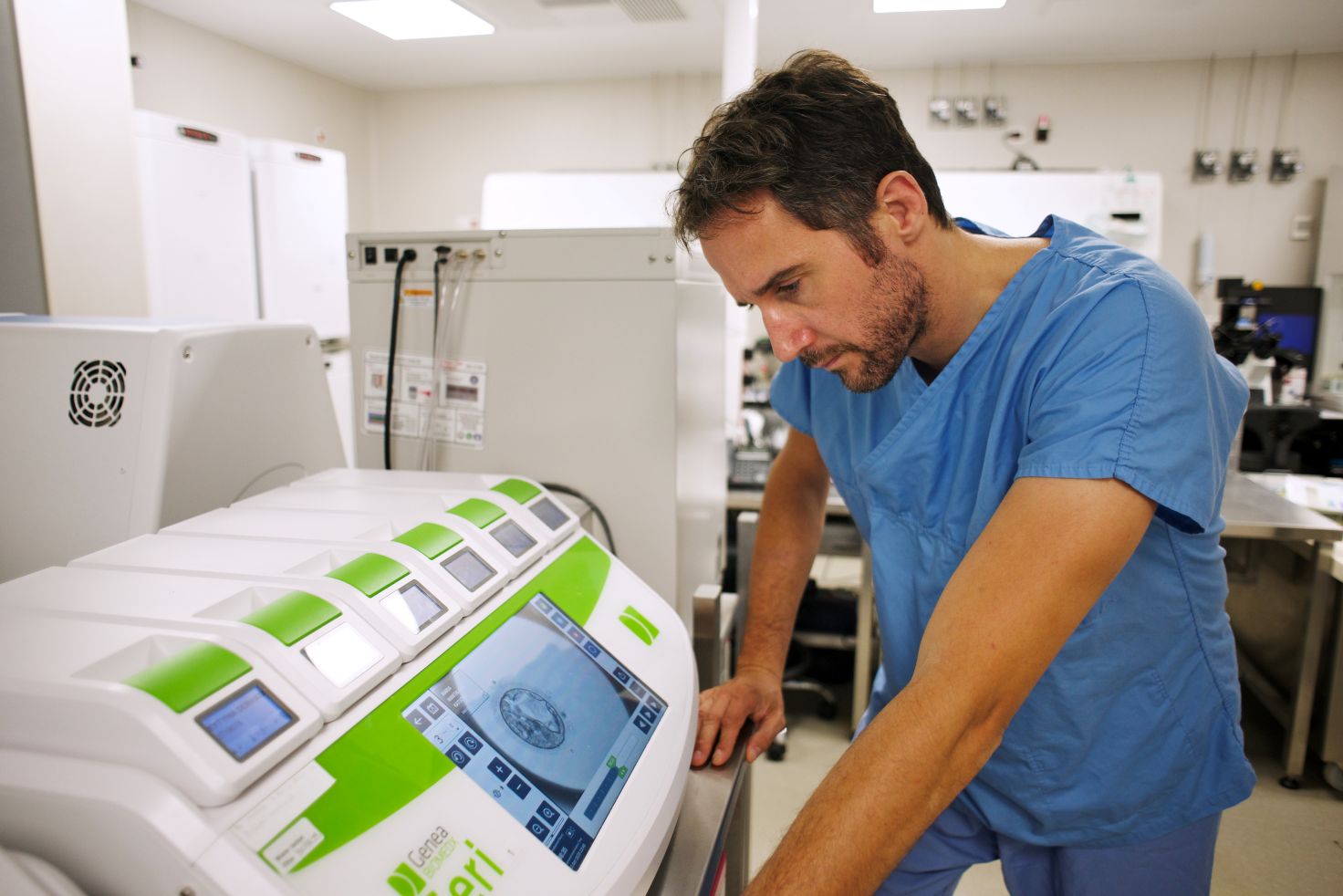 Il Prof. Dott. Panagiotis Drakopoulos mentre esegue test avanzati di laboratorio per la fertilità e monitora lo sviluppo embrionale utilizzando moderne apparecchiature FIVET.