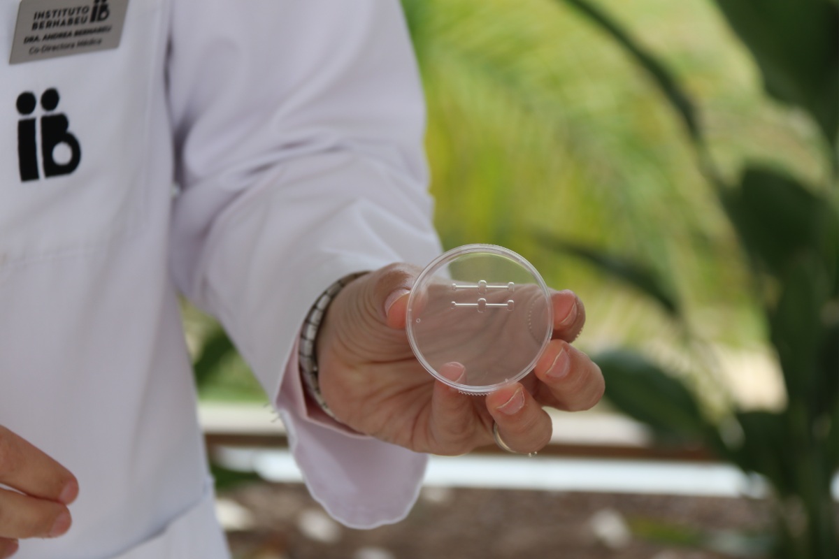 Dott.ssa Andrea Bernabeu con una piastra di Petri in laboratorio di fertilità